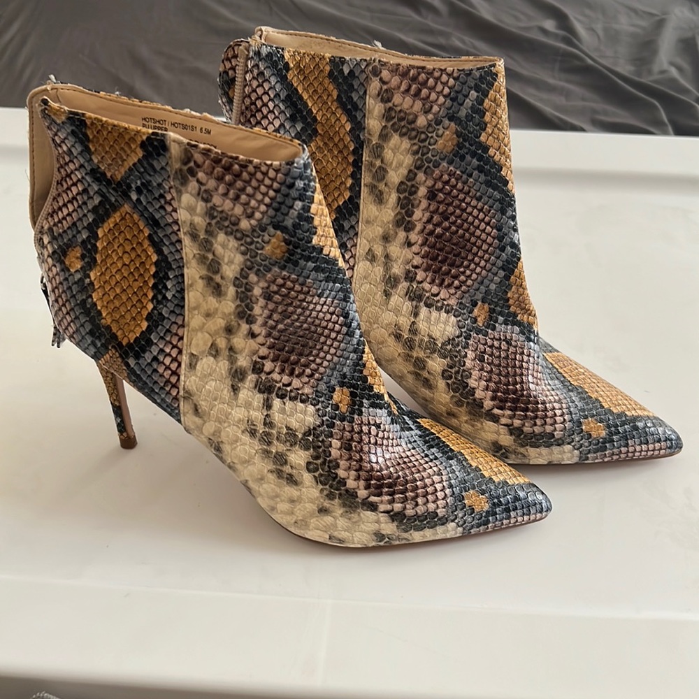 Steve Madden Hotshot Rainbow Snakeskin Heel Boots Size 6.5